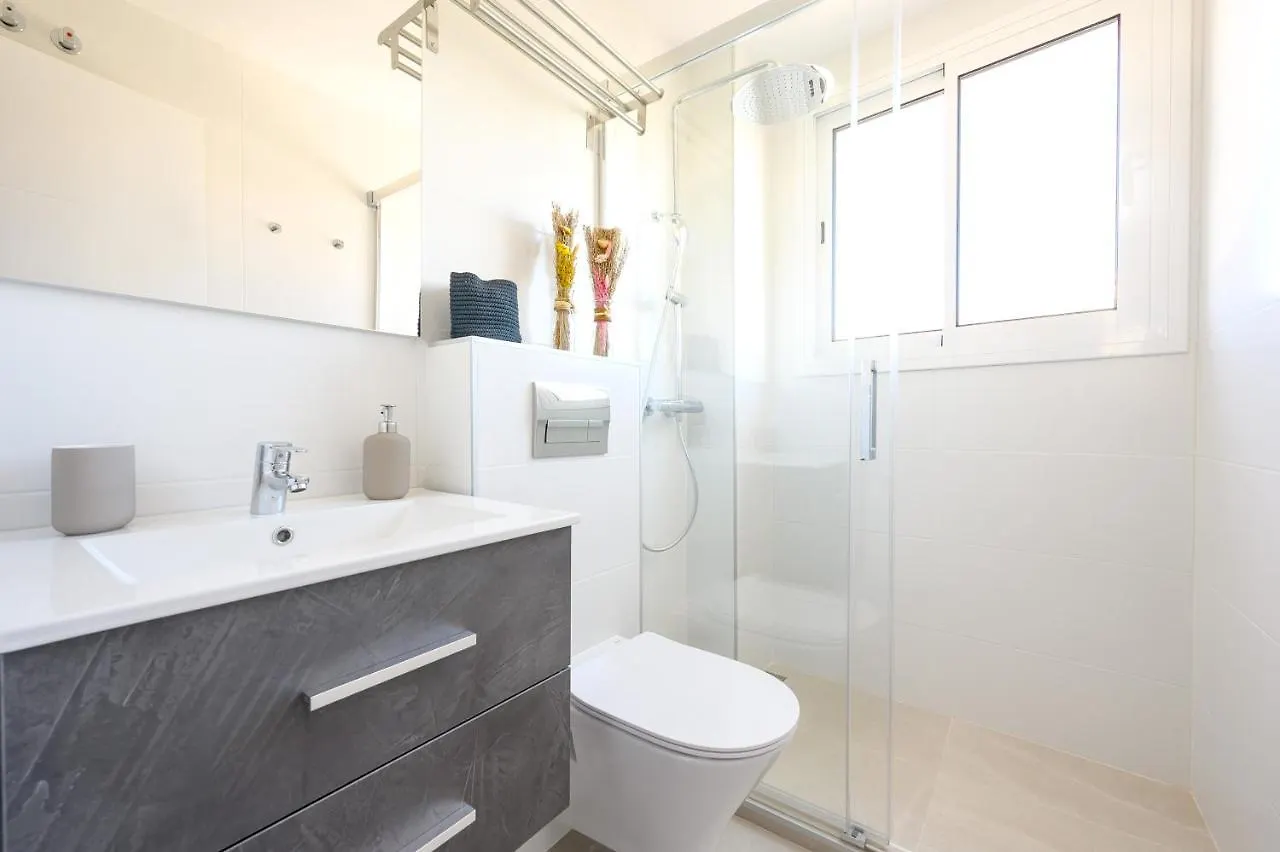 2 Bedroom, New, 1 Min To The Beach, City Center- Picasso By 10Tosea フエンヒロラ 0*,  スペイン